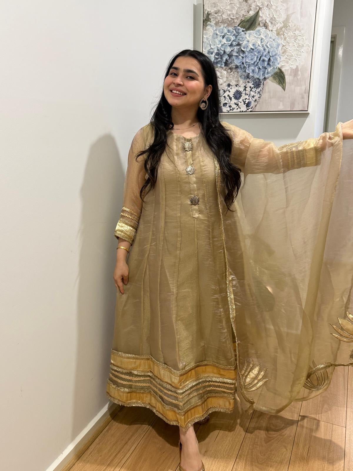 Nidhi (golden)